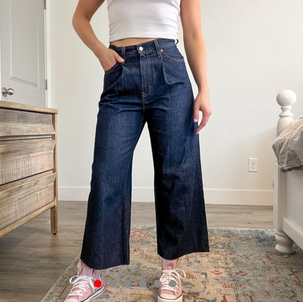 Levis Ribcage High Rise Pleated Wide Leg Crop Size 25 Dark Blue Denim Raw Hem